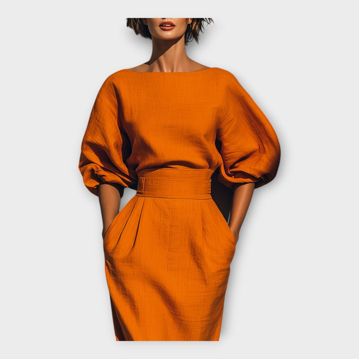 Κομψό φόρεμα με εκλεπτυσμένο σχεδιασμό και minimal αισθητική