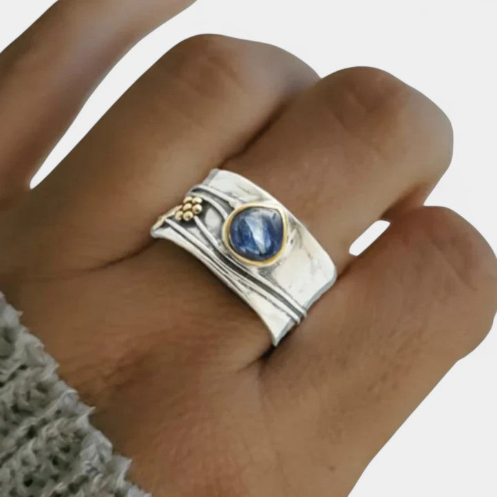 Αλεξάνδρα - Κομψό ασημένιο δαχτυλίδι vintage με μπλε ζαφείρι