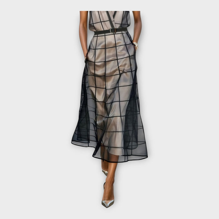 Κομψό φόρεμα με μοντέρνες λεπτομέρειες και εκλεπτυσμένο σχεδιασμό